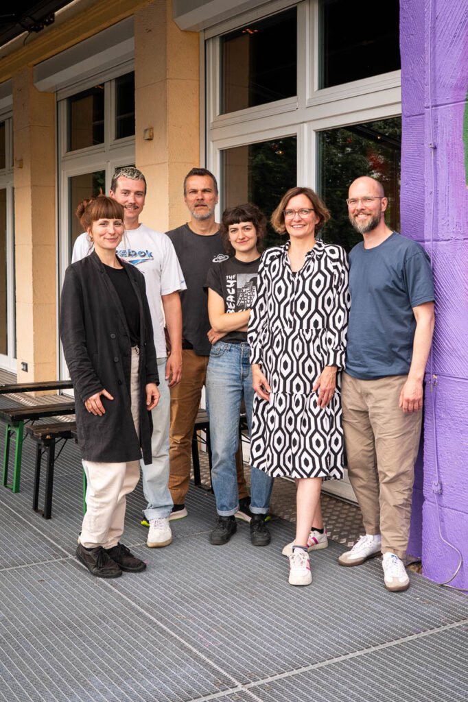 Die ersten geförderten Clubs in einem Gruppenbild auf dem Balkon des Haus 73: Jette Krauss (Clubkombinat) Christopher Schwarz (Grüner Jäger), Joy Kirchhoff & Donna Theil (Haus 73), Nicolle Reichert & Marcel Riesenweber (Birdland)